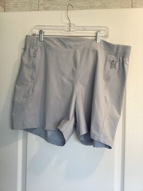 Columbia Light Gray womens Athletic Shorts with Zip Pockets 1XL EUC